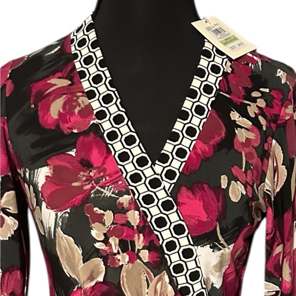 NWT Anne Klein Gorgeous Floral Wrap Dress with Geometric Neckline & Tie - Picture 5 of 9